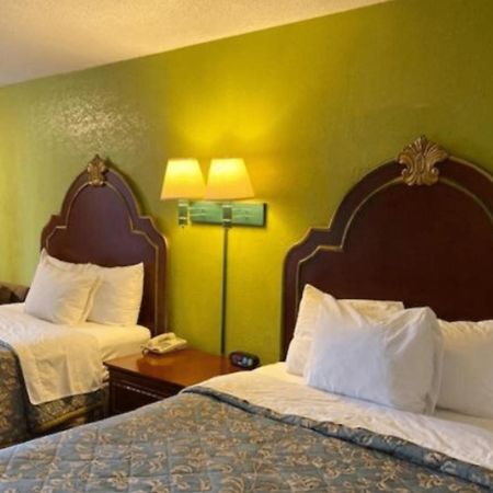 Travelodge by Wyndham Sellersburg Eksteriør bilde