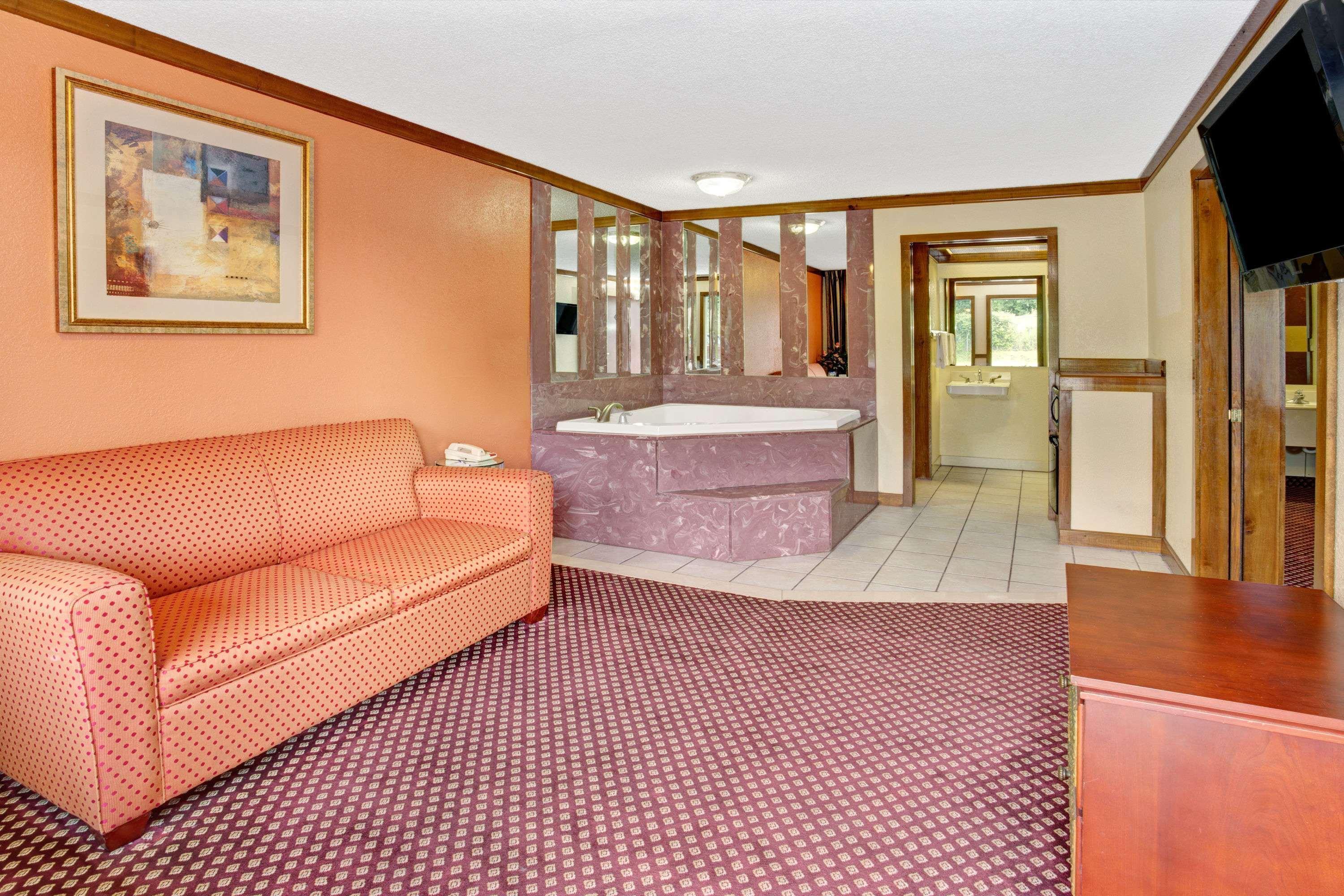 Travelodge by Wyndham Sellersburg Eksteriør bilde