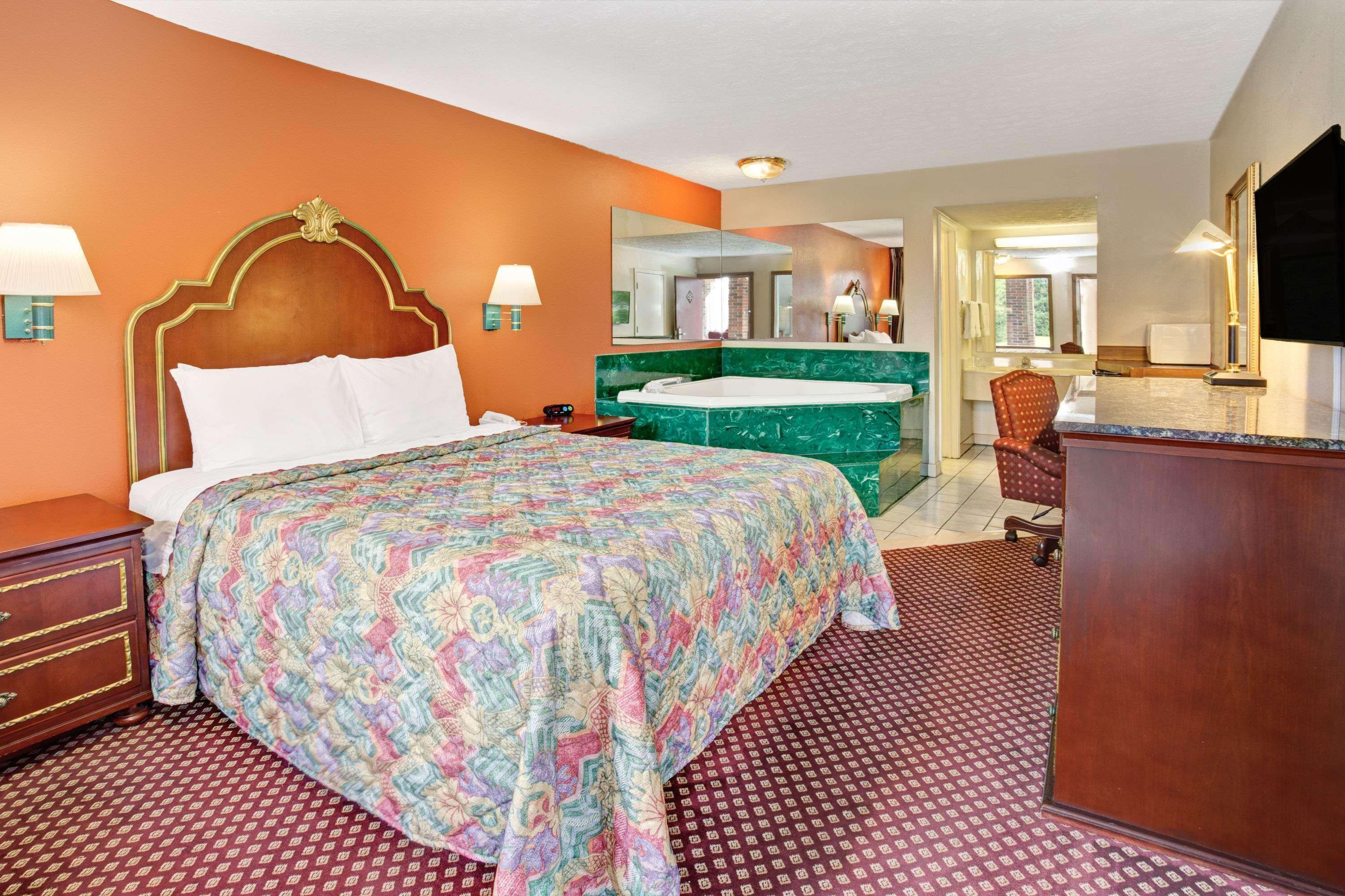 Travelodge by Wyndham Sellersburg Eksteriør bilde