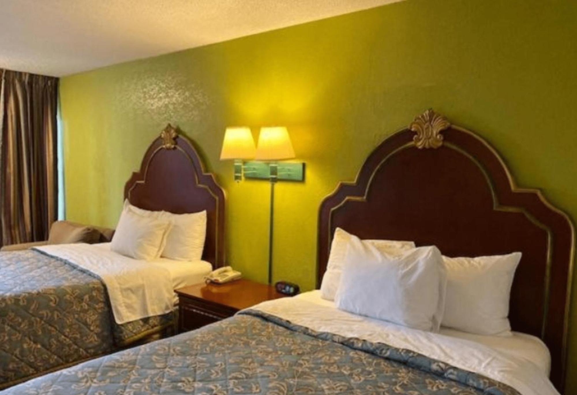 Travelodge by Wyndham Sellersburg Eksteriør bilde