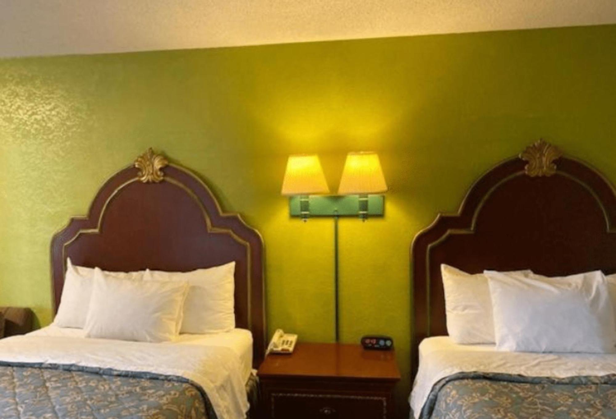 Travelodge by Wyndham Sellersburg Eksteriør bilde