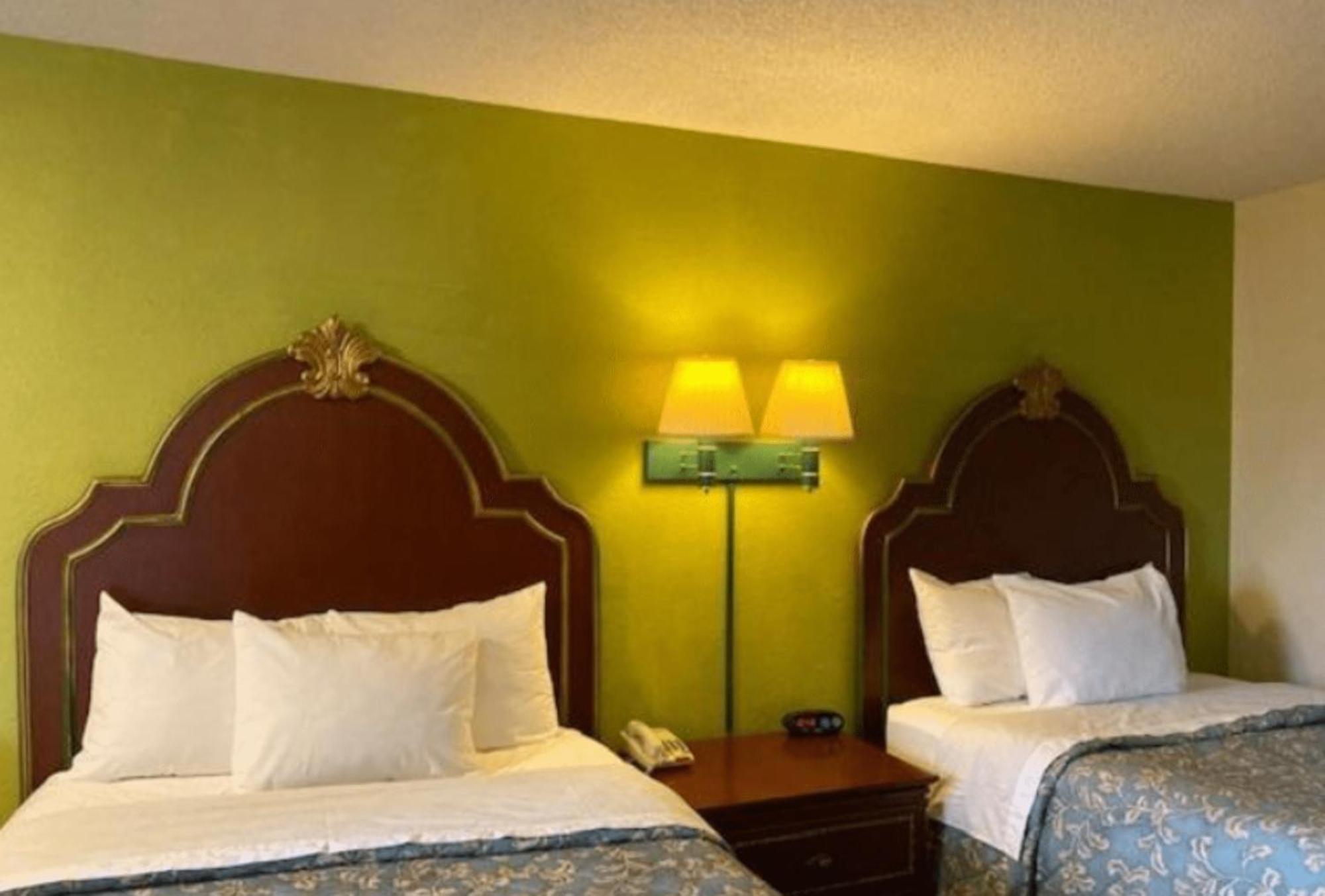 Travelodge by Wyndham Sellersburg Eksteriør bilde